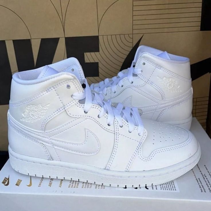 Air Jordan 1 Mid Triple White