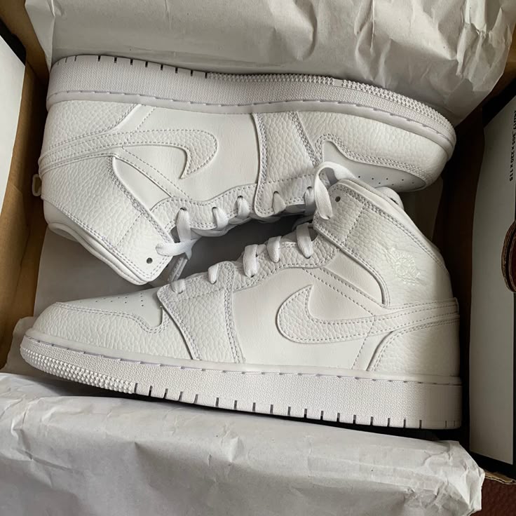 Air Jordan 1 Mid Triple White